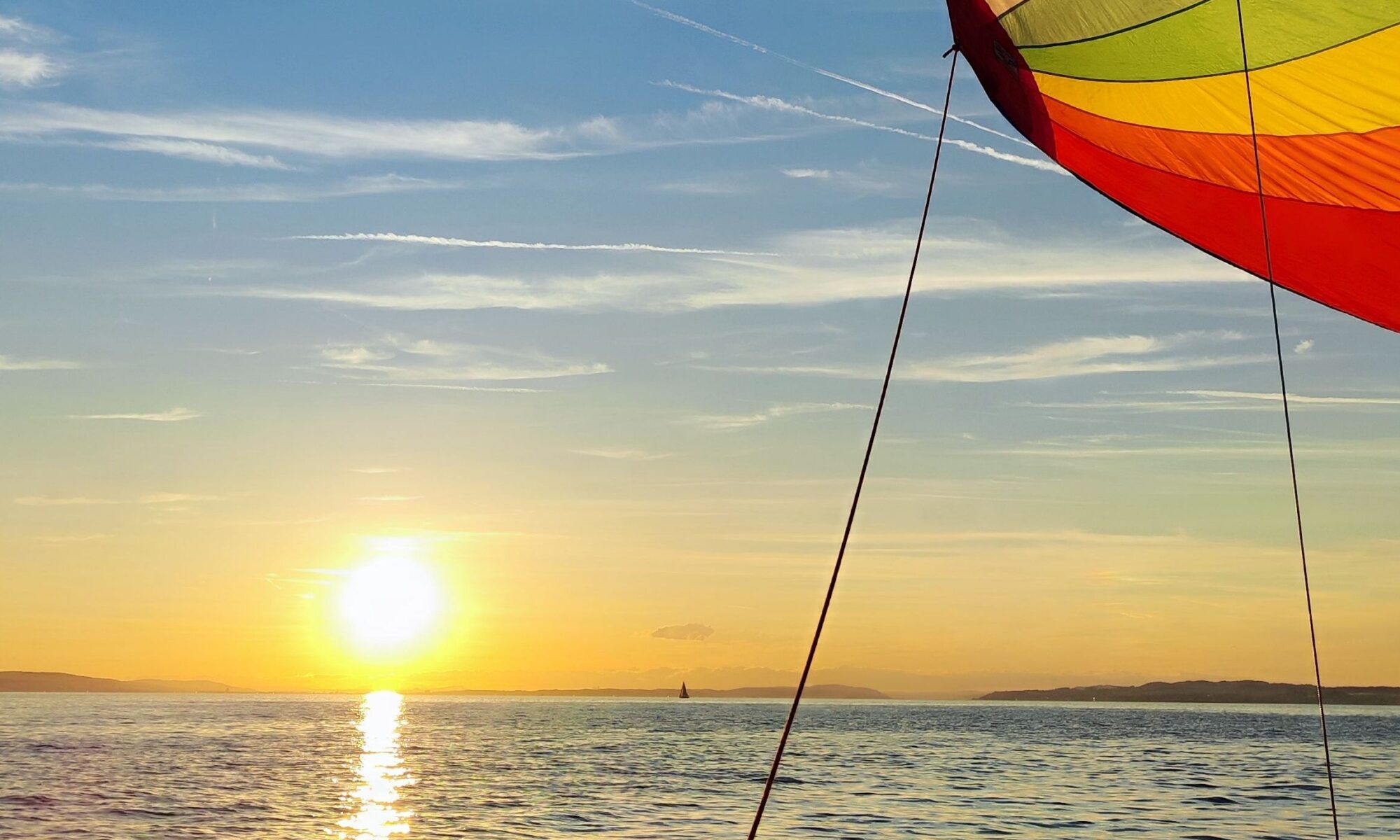 Segeln als Beruf - Spinnaker im Sonnenuntergang