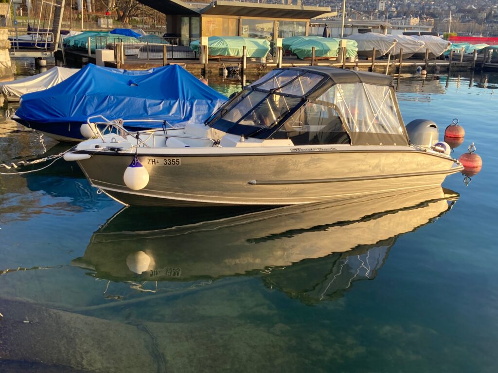 Schul-Motorboot der WS-Bootschule Zürich
