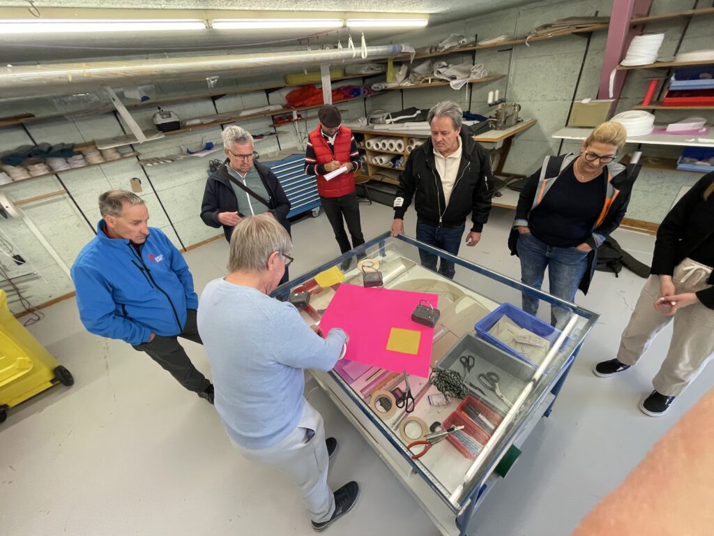 Segelmacher Rico Gregorini beim Reparieren eines Risses in Spinnakertuch